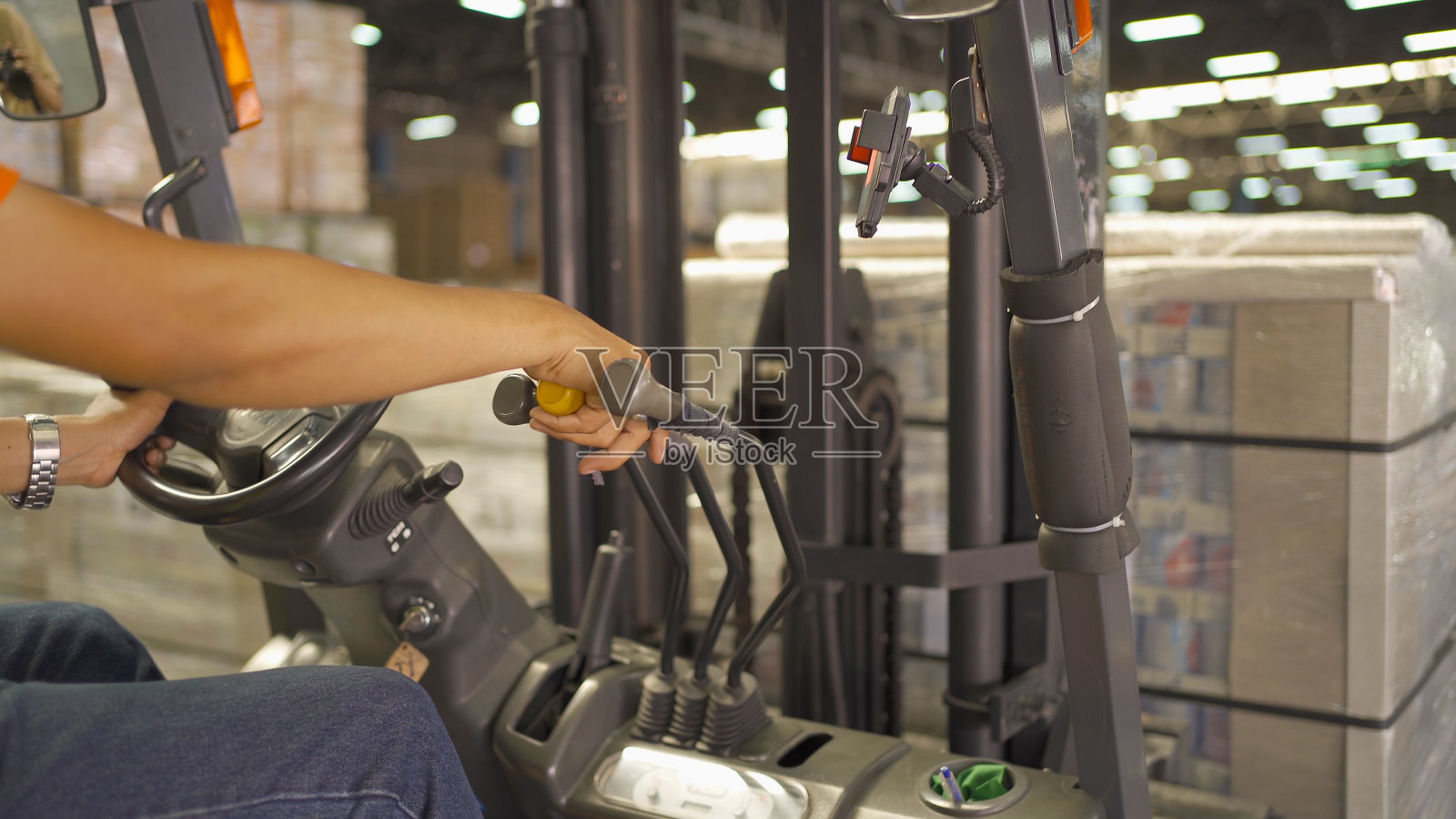 在仓库零售行业驾驶叉车和托盘车的亚洲工人。货架库存储存。电子商务和物流货运。仓库。人们的生活方式。运输服务照片摄影图片