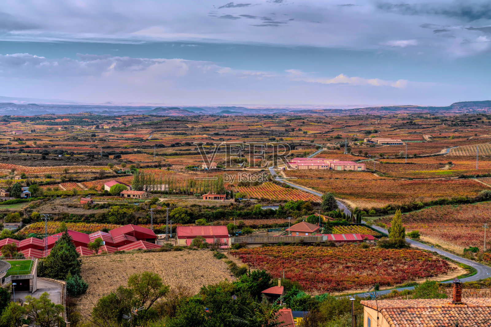 在色彩缤纷的里奥哈地区乡村，西班牙拉瓜迪亚的葡萄园和酒厂建筑照片摄影图片