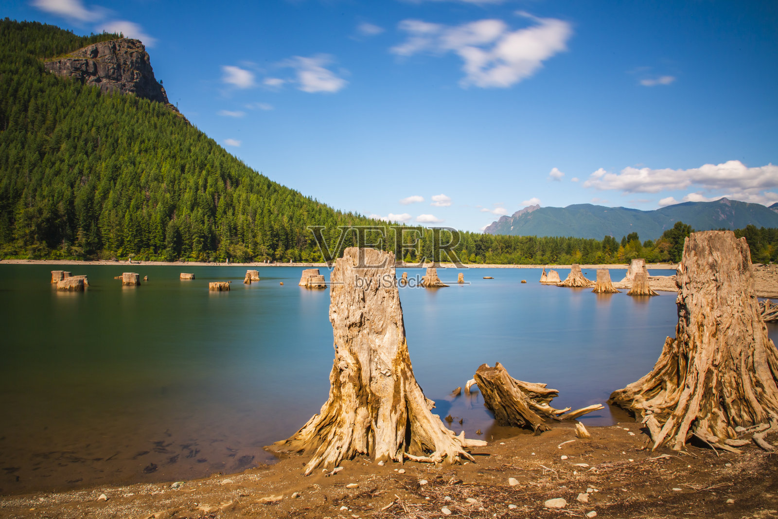 用慢快门拍摄响尾蛇山和湖泊的风景照片摄影图片
