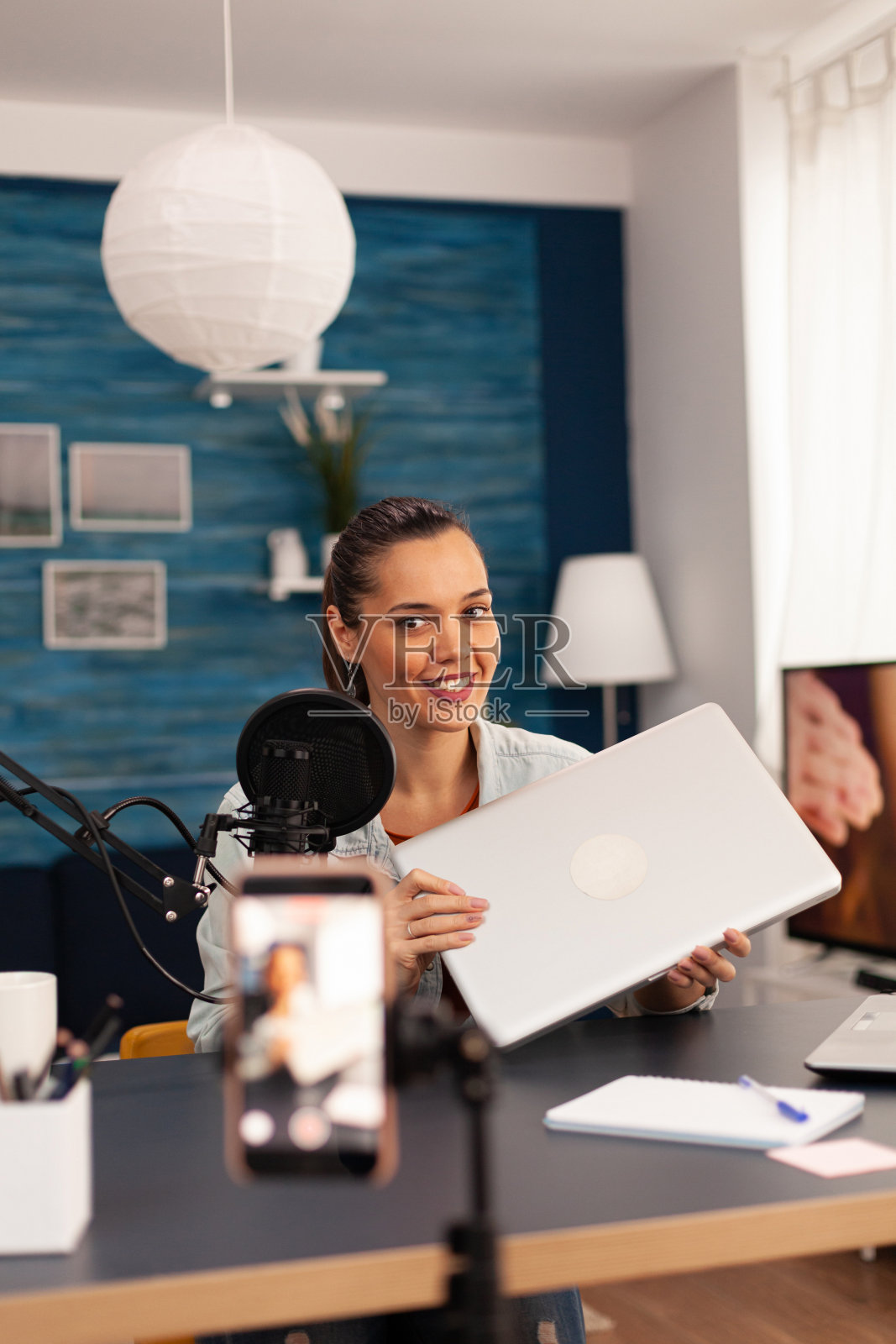 有影响力的人在播客期间赠送新款笔记本电脑照片摄影图片