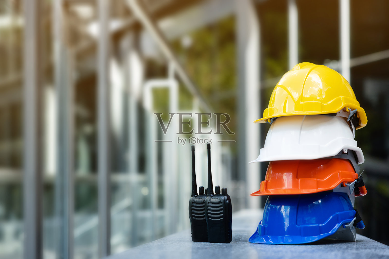 建筑工人，工程师，技术人员，在建筑工地工作的检查员的头盔。工作时戴安全安全帽，防止事故发生。蓝领的工作设备照片摄影图片