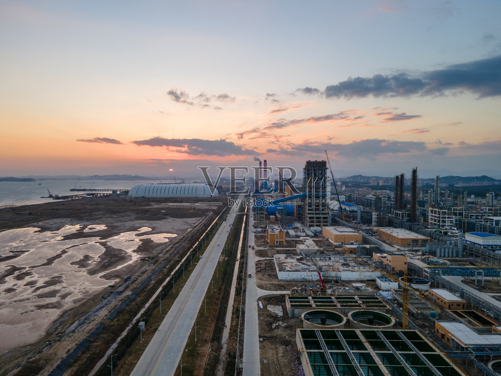 正在兴建的化工厂场址鸟瞰图照片摄影图片