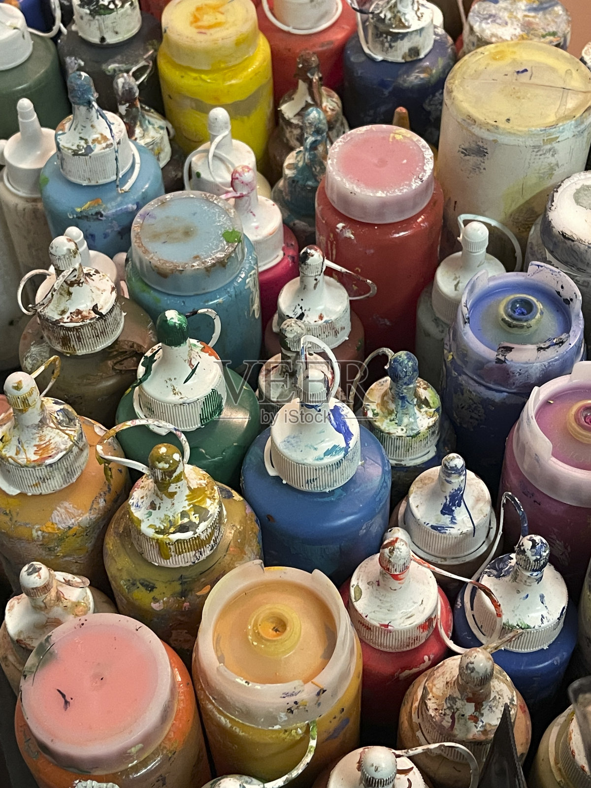 艺术家工作室的美术颜料罐照片摄影图片