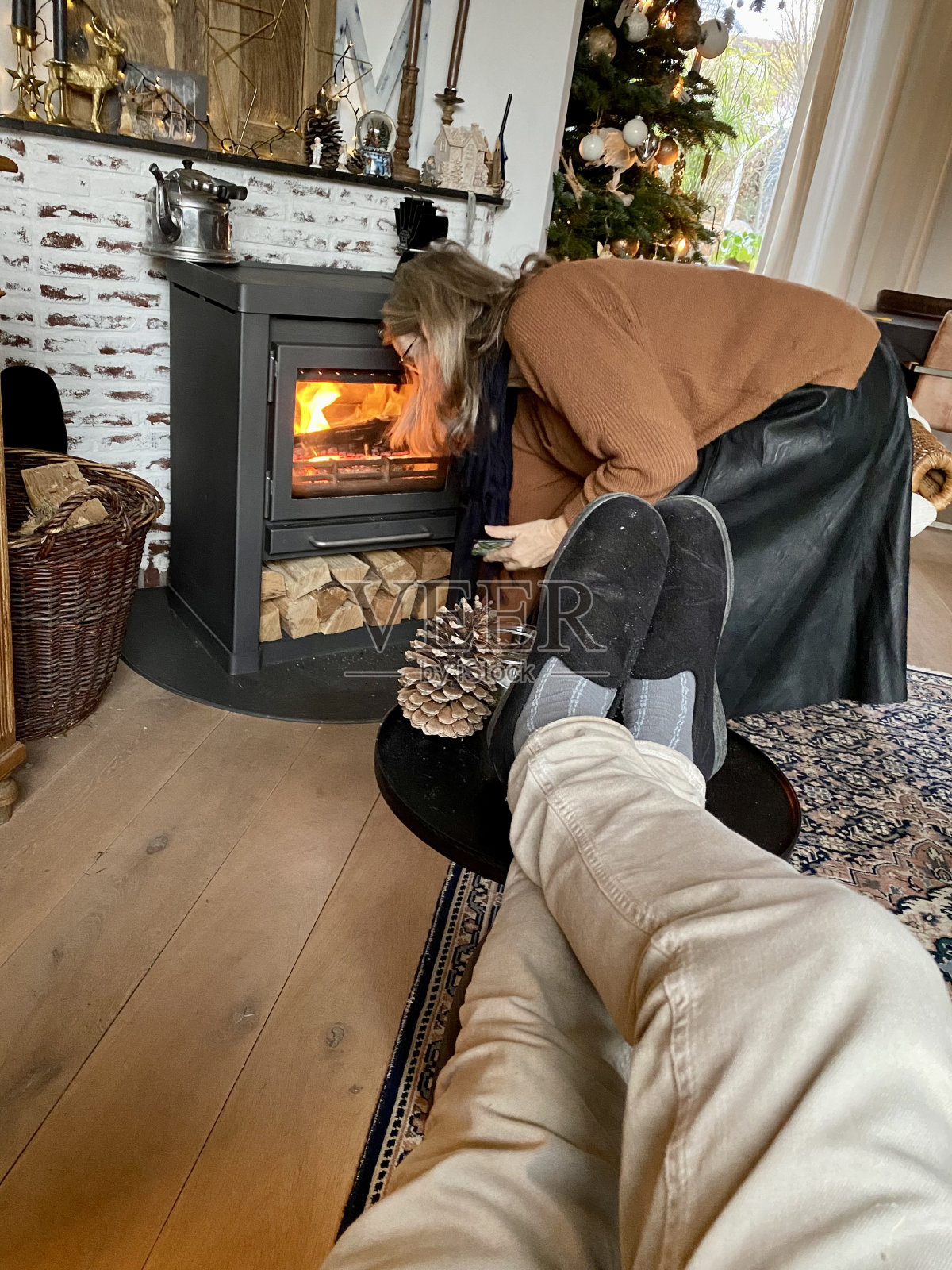 在柴火炉前放松照片摄影图片