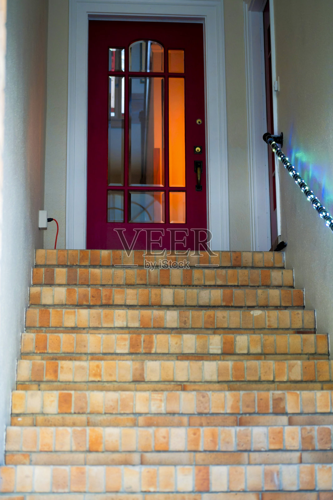 在城市社区或市中心的城市部分的房屋或住宅的前门入口或前院的棕色石阶照片摄影图片