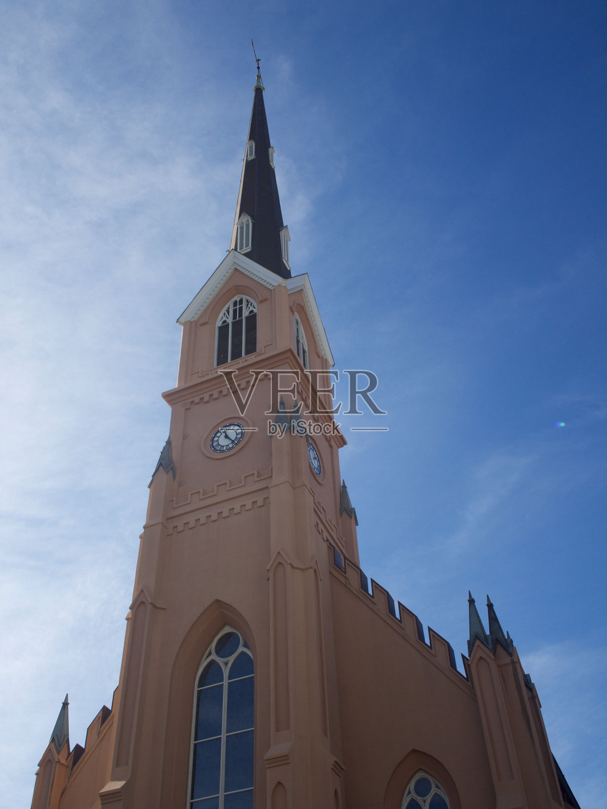 垂直低角度拍摄的美丽的圣迈克尔路德教堂在蓝天下照片摄影图片