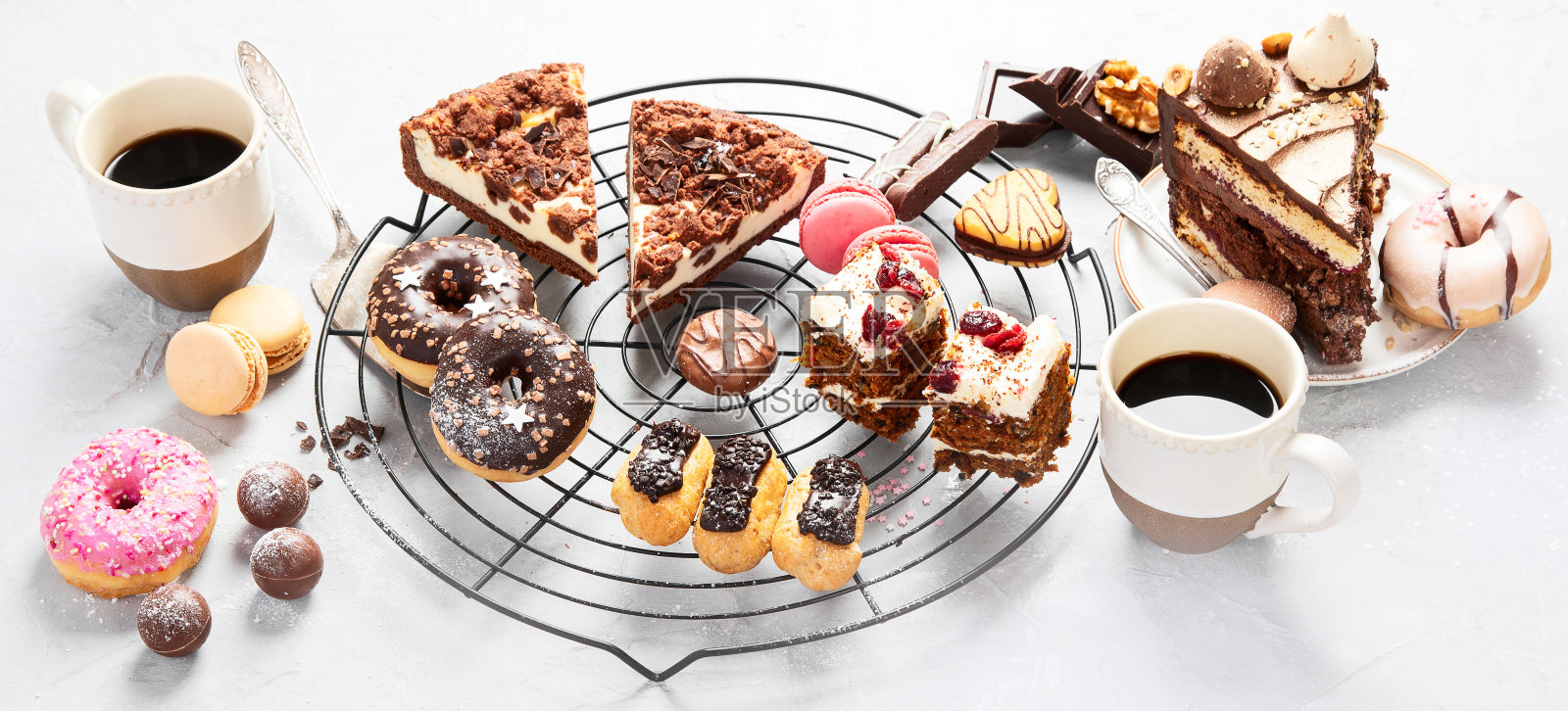 美味的甜点桌。照片摄影图片