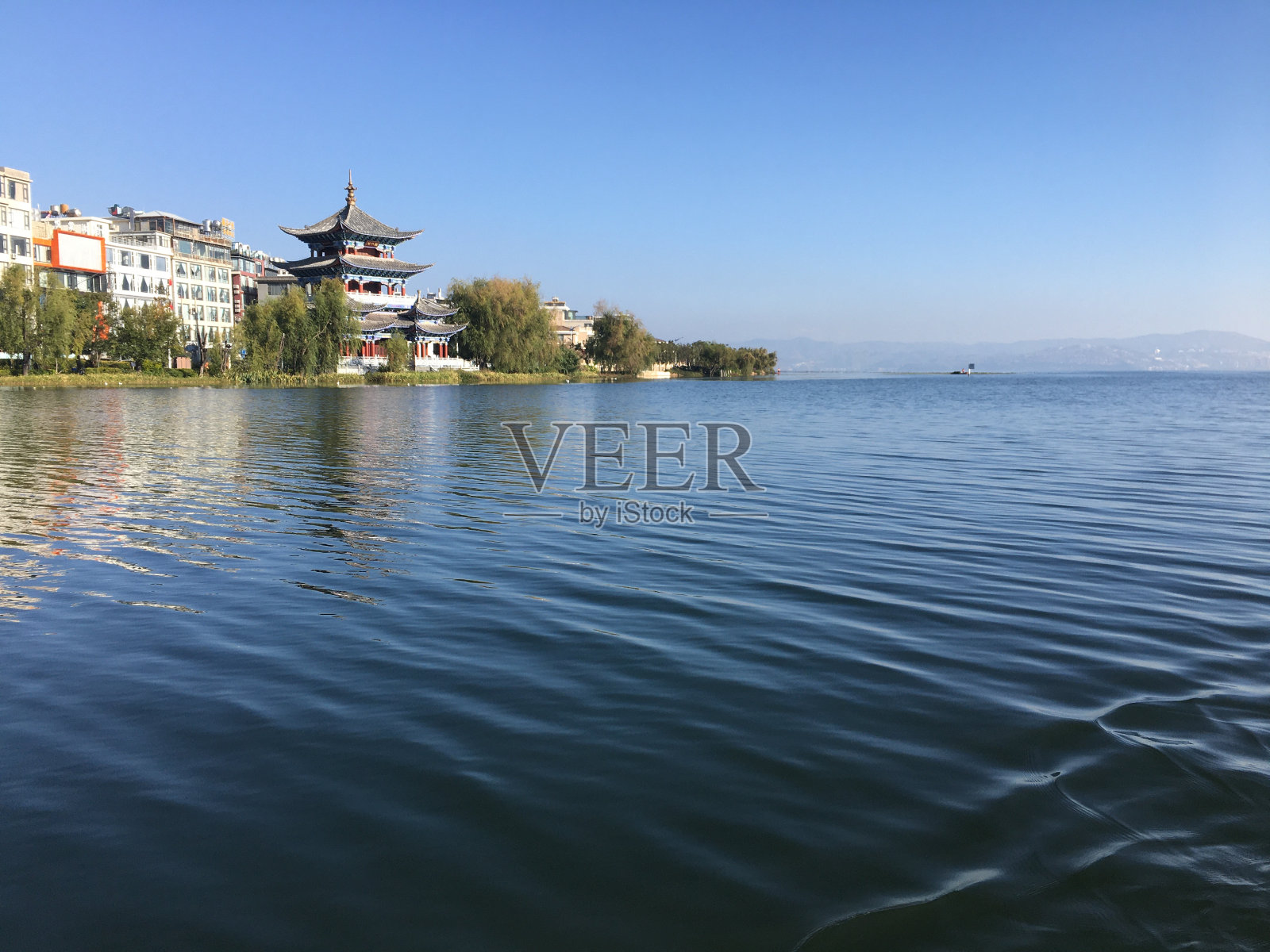 碧蓝的洱海是平静的照片摄影图片