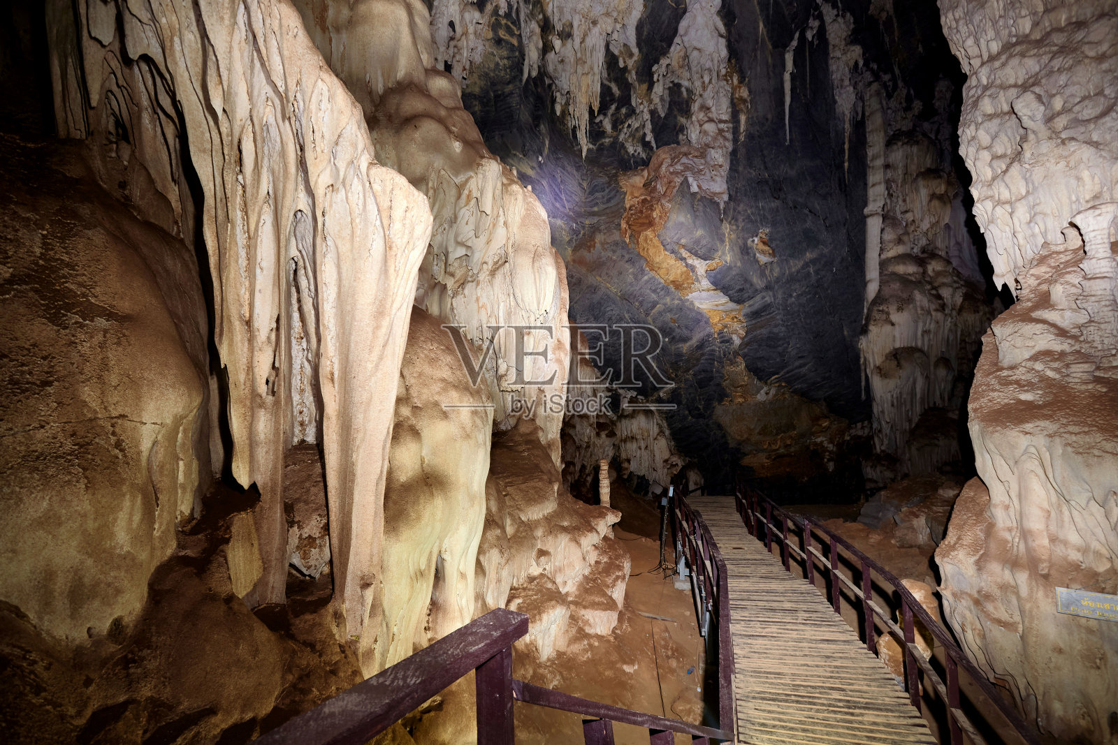 木制人行桥通过在泰国Phu Pha Petch洞穴的大洞穴照片摄影图片