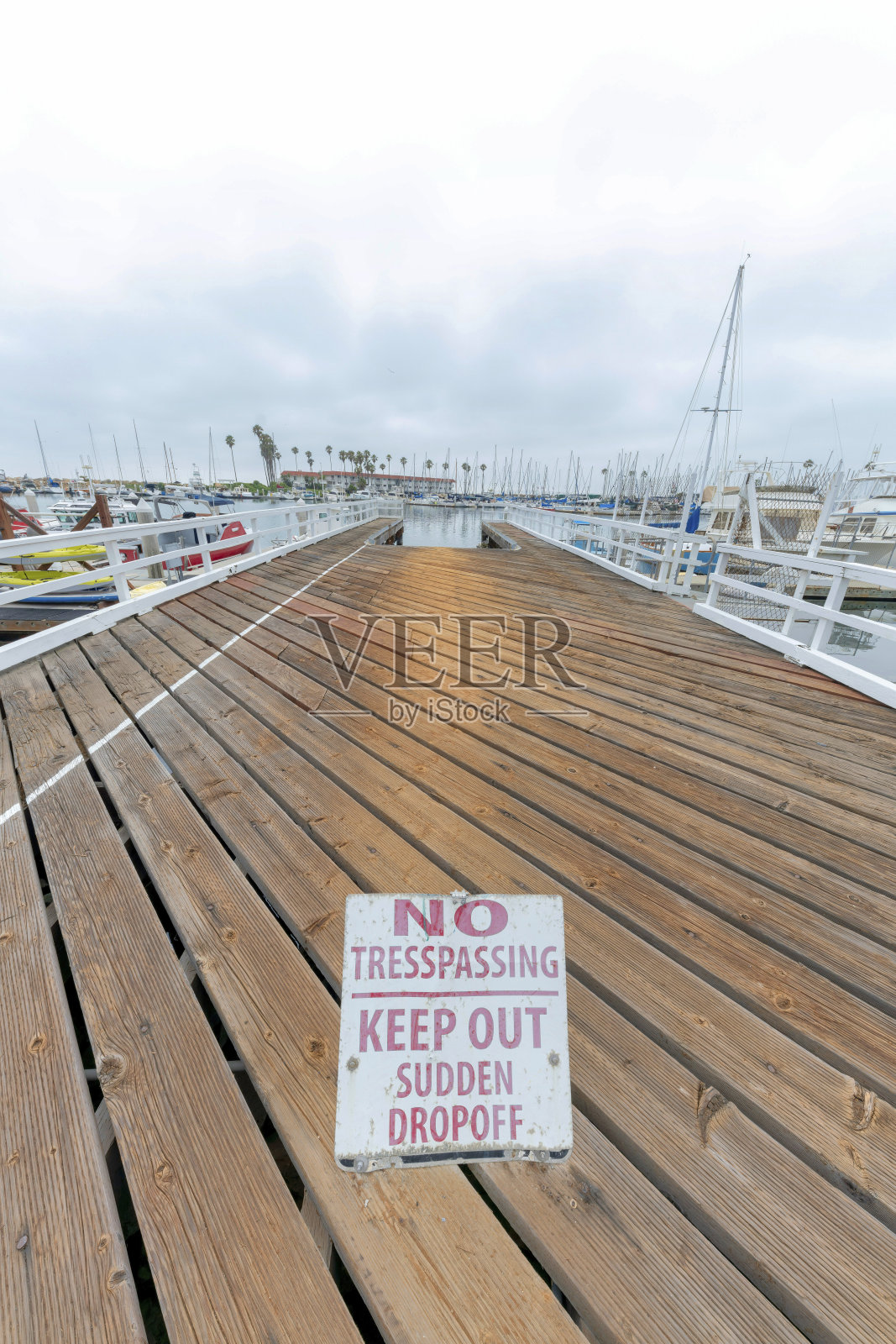 加州欧西赛德码头木板地板上的标识照片摄影图片
