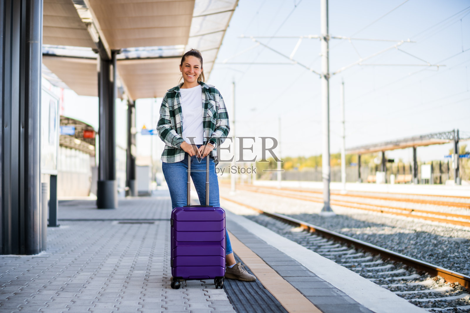 火车站上的女人照片摄影图片
