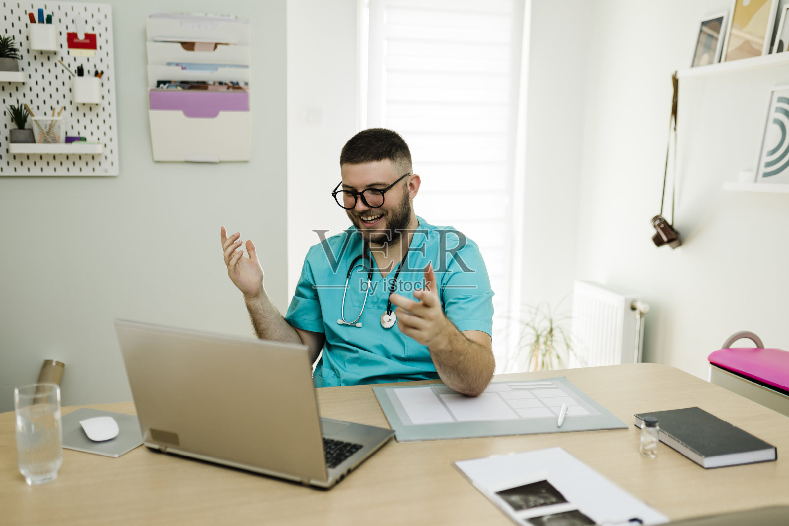 医生用手势、手指和手的语言说话照片摄影图片