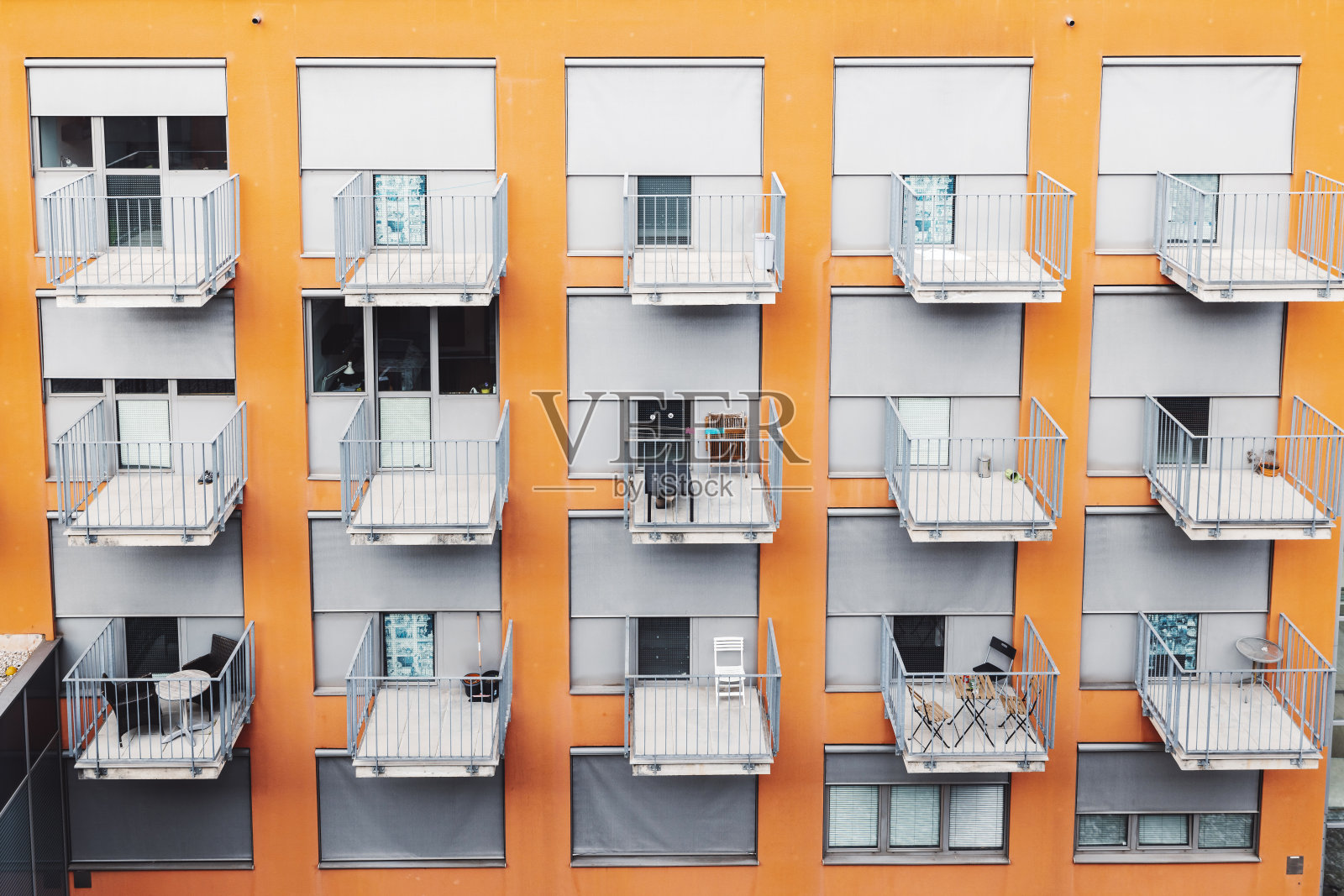 从外面看，格子间就像橙色的大学宿舍照片摄影图片