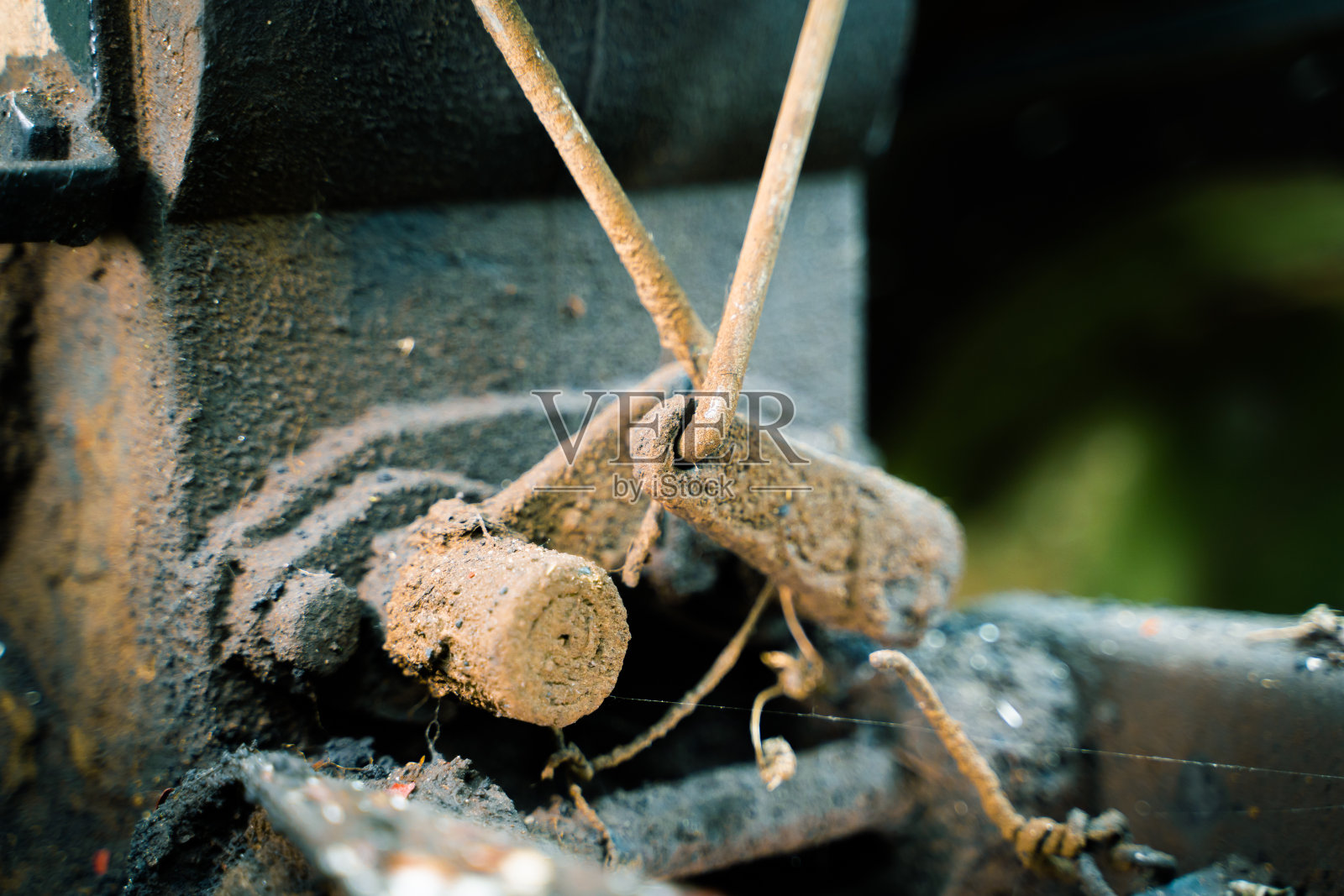 牵引力，以阻止车轮在后面的拖拉机特写。拖拉机控制照片摄影图片