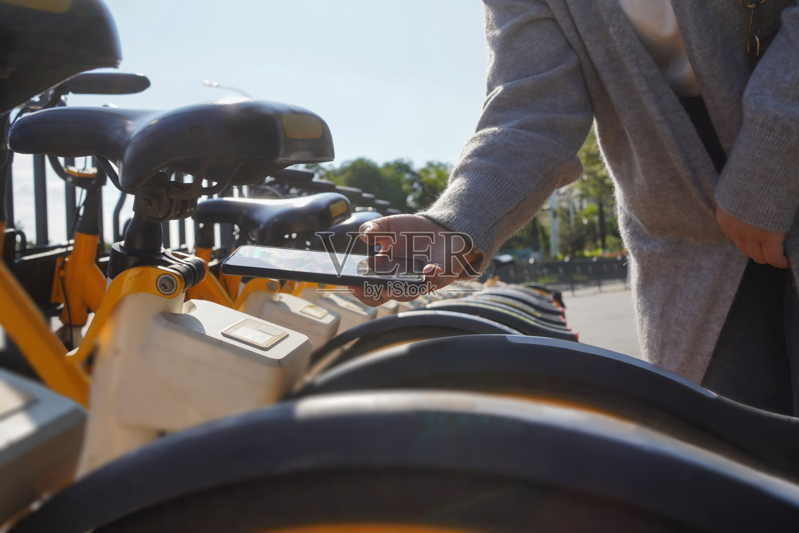 亚洲女性城市交通收费交通照片摄影图片