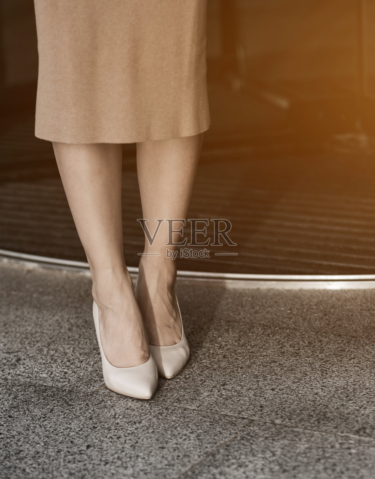 穿裸色鞋的女性美腿照片摄影图片