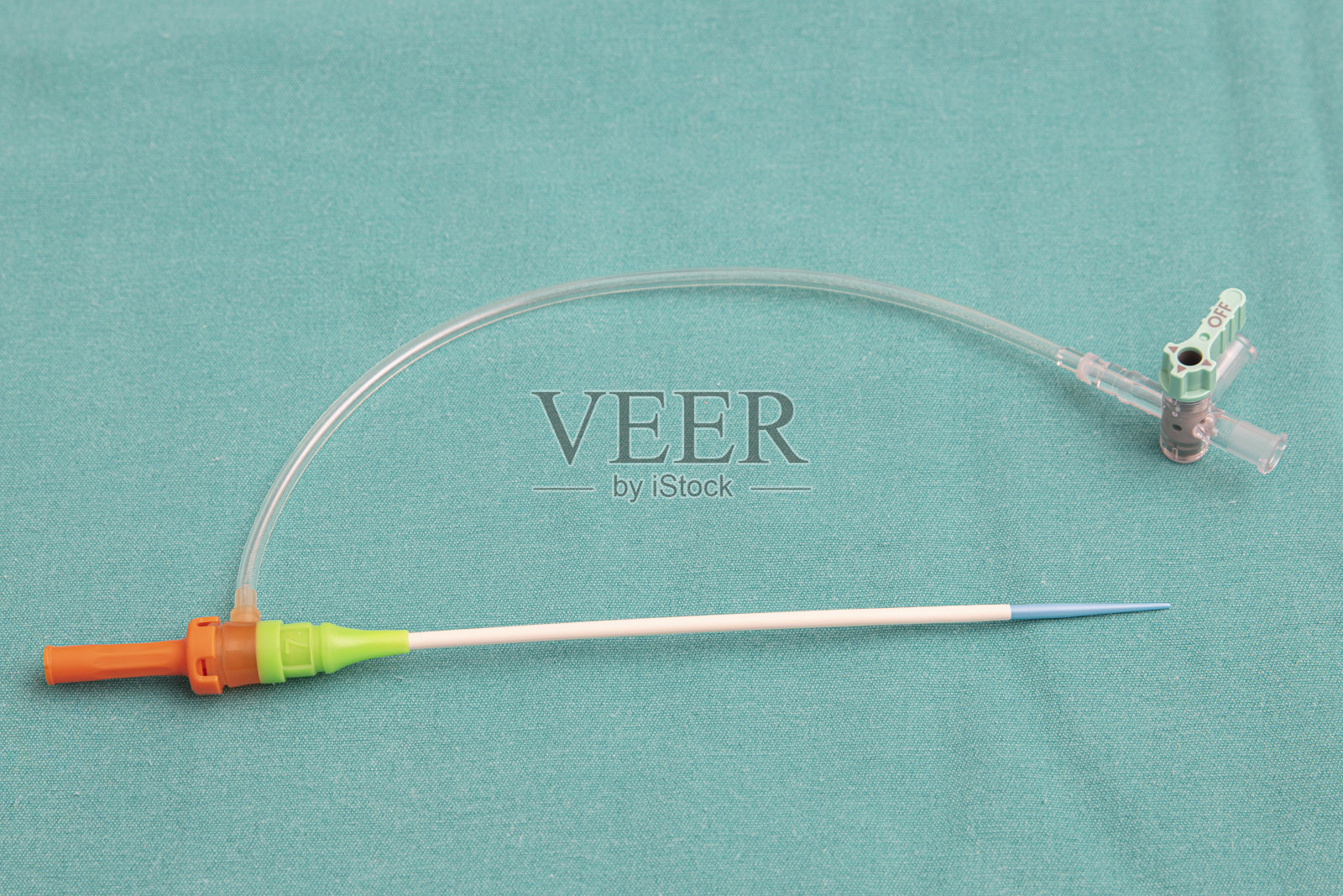 引入器径向套件，引入器鞘。用于动脉线插入的套管套和穿刺针。照片摄影图片