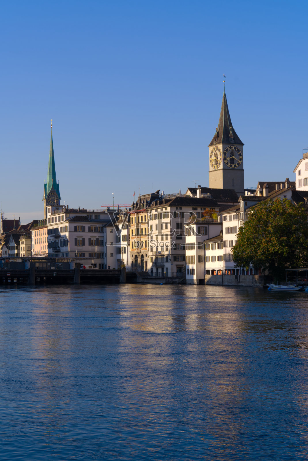 Scenic view of the old town of City of Zürich with Limmat River and church towers on a sunny late summer morning.照片摄影图片