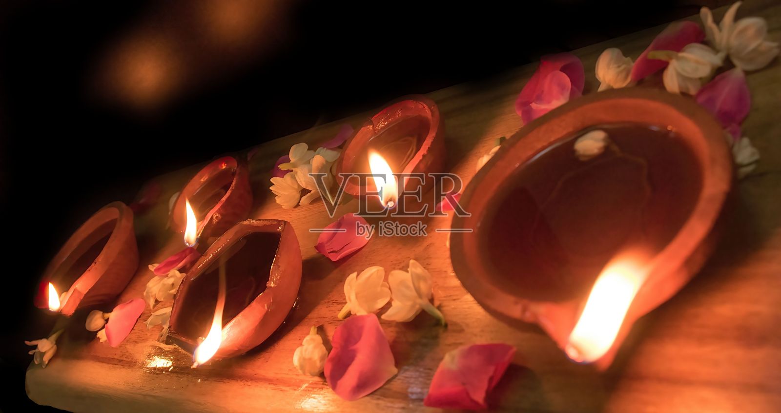 Diya灯和油灯用火和蜡烛和颜色庆祝Divaly节日的光照片摄影图片