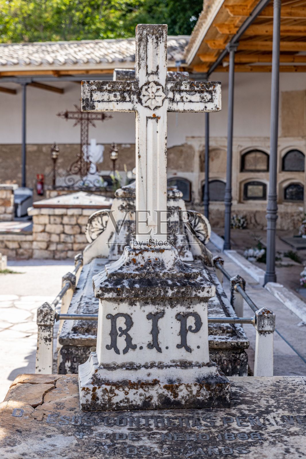 西班牙Brihuega公墓的十字架雕像特写照片摄影图片