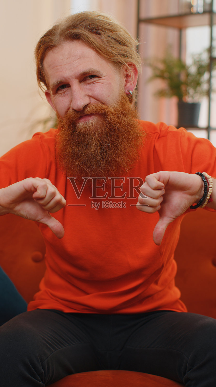 心烦意乱的年轻人，不喜欢糟糕的工作，不赞成，不满意的反馈在家里照片摄影图片