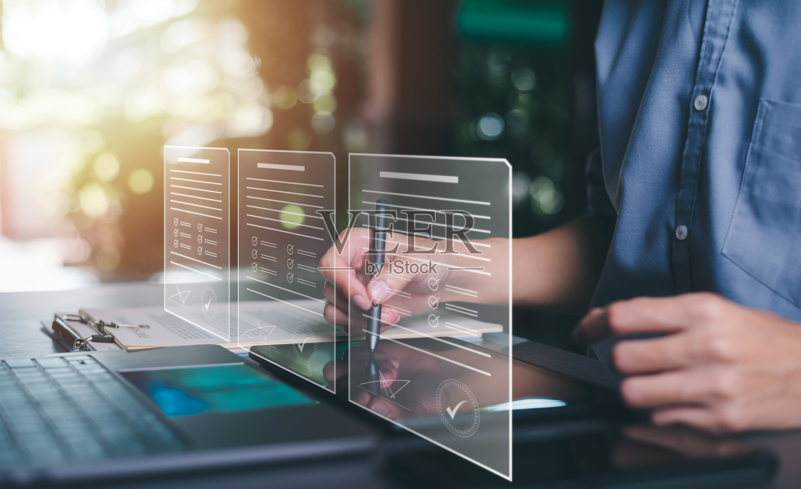 一个人在线审查和管理商业文件和协议，签署商业合同，批准合同文件确认或质保证书，就业想法，项目审查照片摄影图片