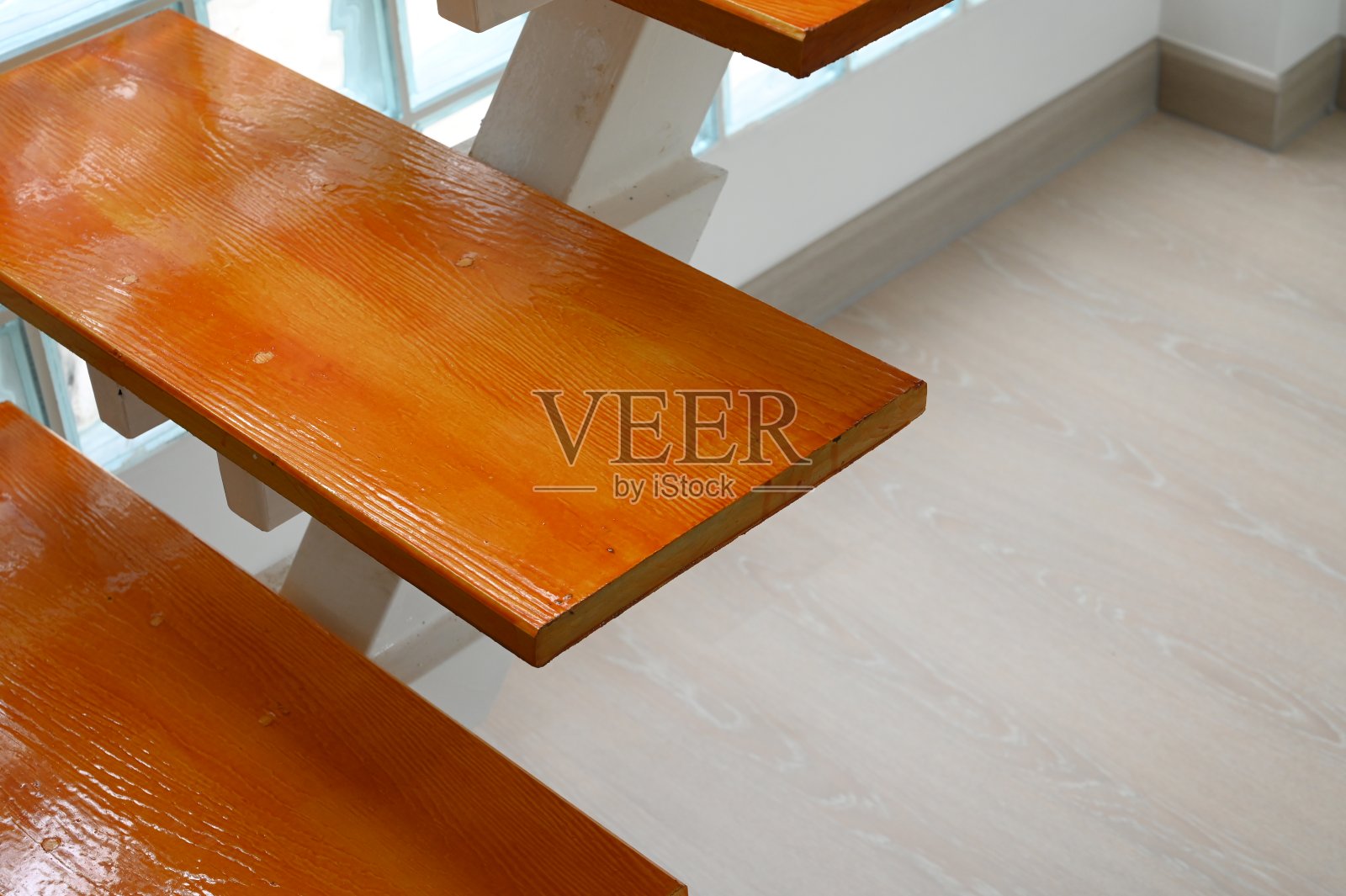 木制楼梯和玻璃墙，室内设计照片摄影图片