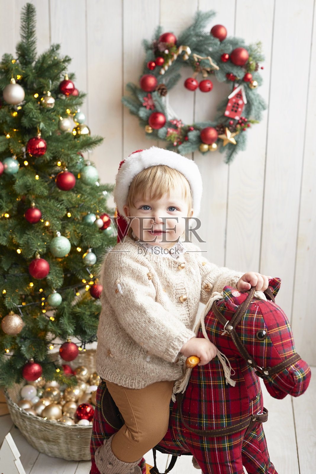 圣诞老人的孩子。美丽的孩子。圣诞快乐，新年快乐。圣诞树背景。照片摄影图片