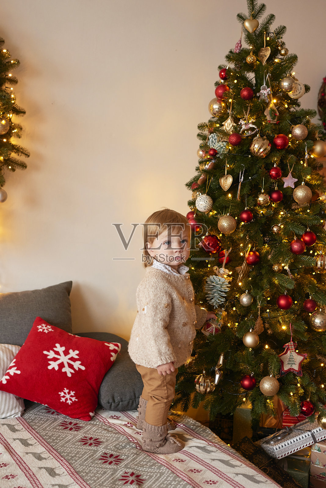 圣诞老人的孩子。美丽的孩子。圣诞快乐，新年快乐。圣诞树背景。照片摄影图片