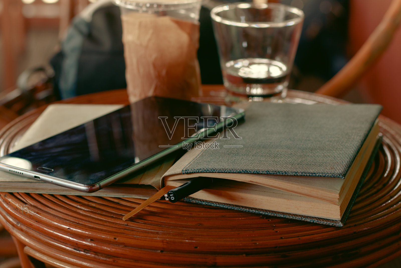 在咖啡馆的桌子上写日记和平板电脑照片摄影图片