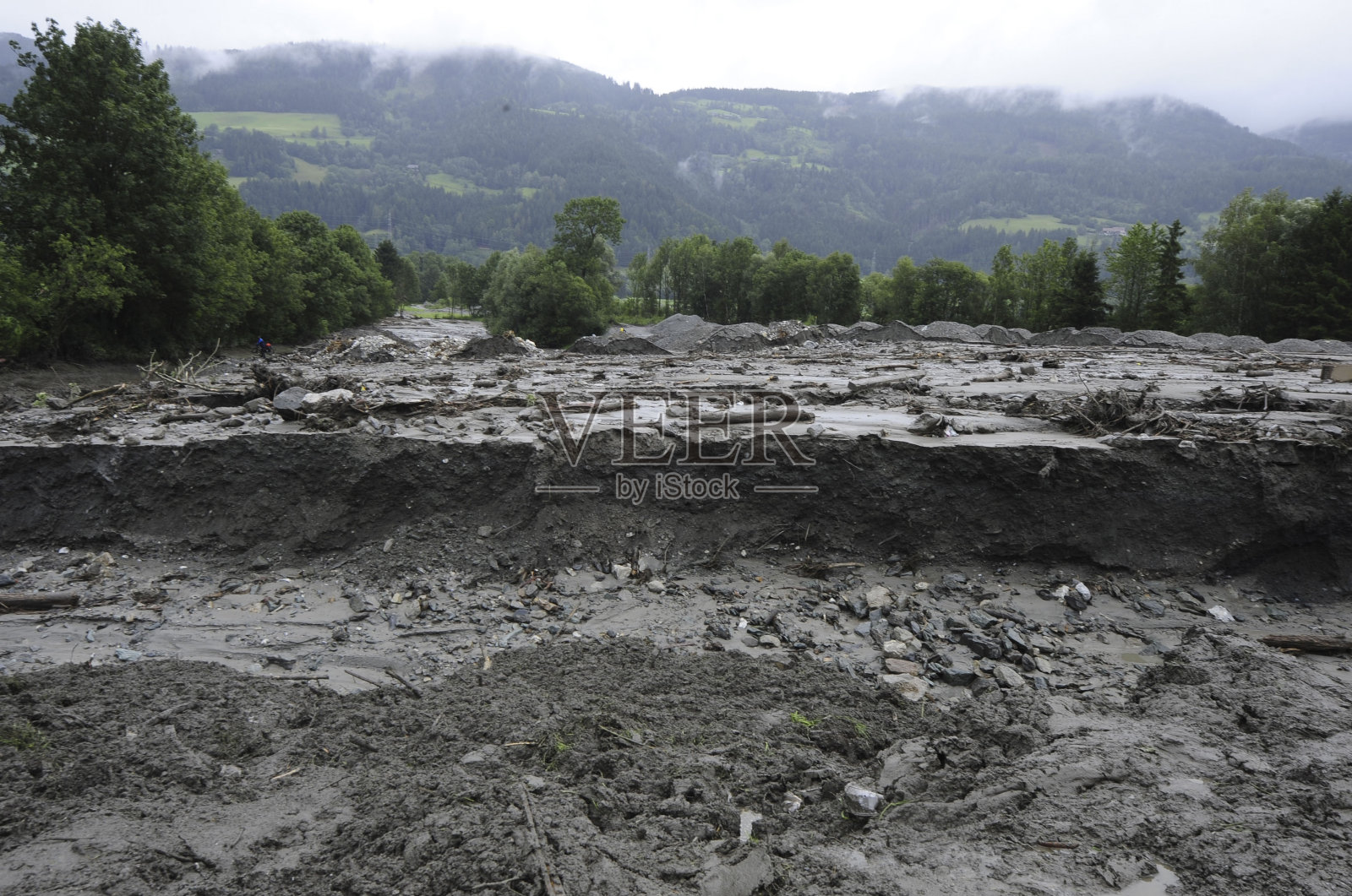 大雨后道路水浸照片摄影图片