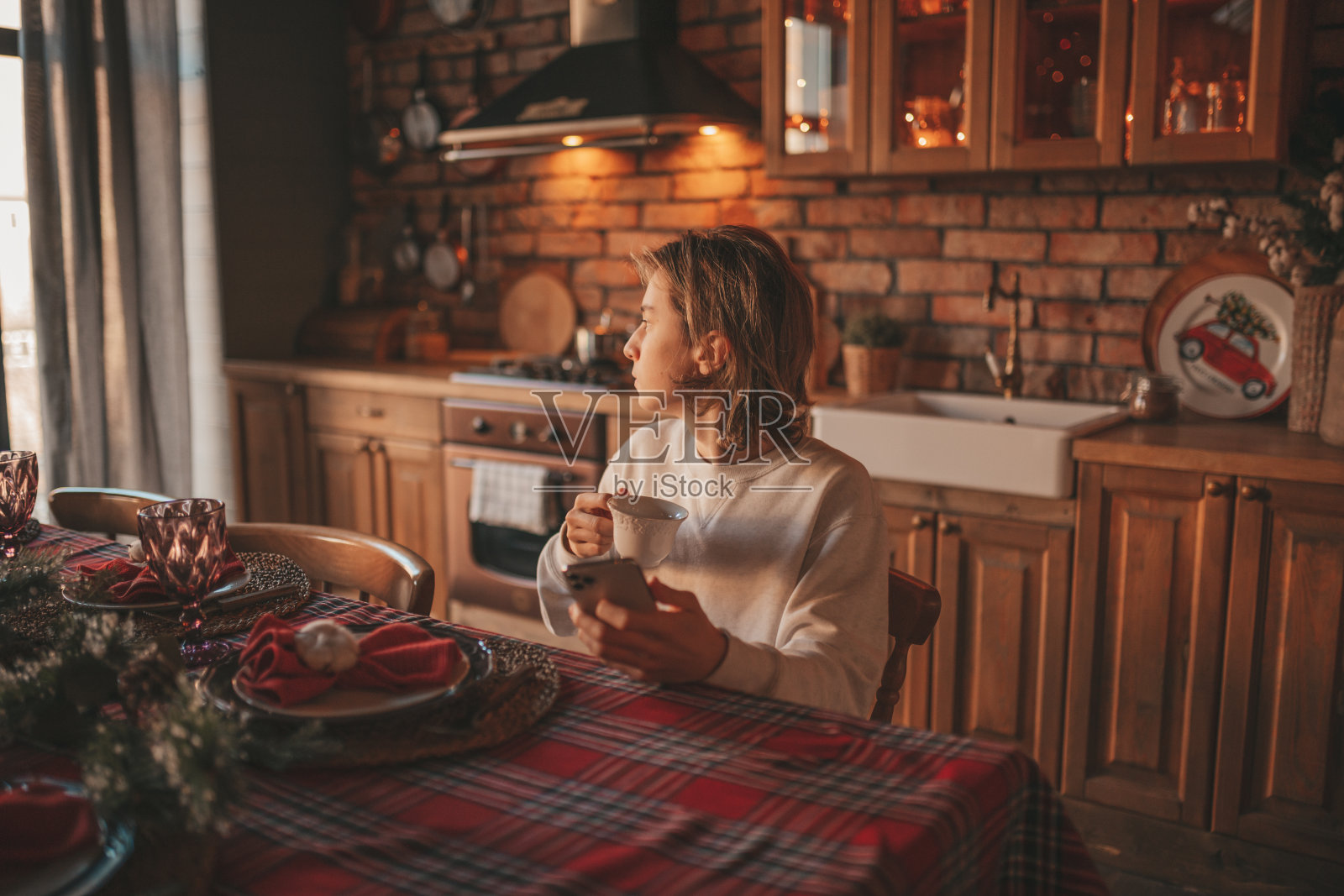 圣诞节在家中情绪低落的真实少年照片摄影图片