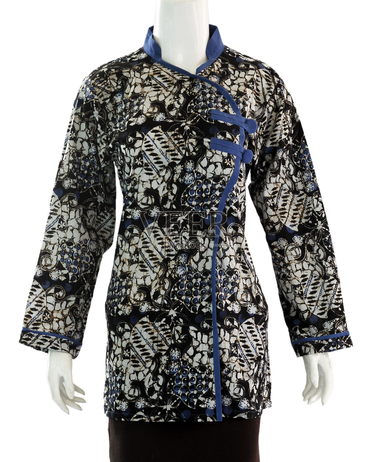 衬衫模特女装与长袖和装饰花蜡染饰品照片摄影图片