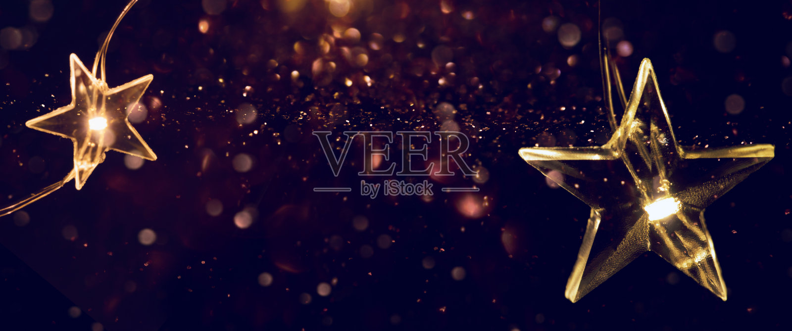 节日的黑色和金色闪光纹理背景。照片摄影图片