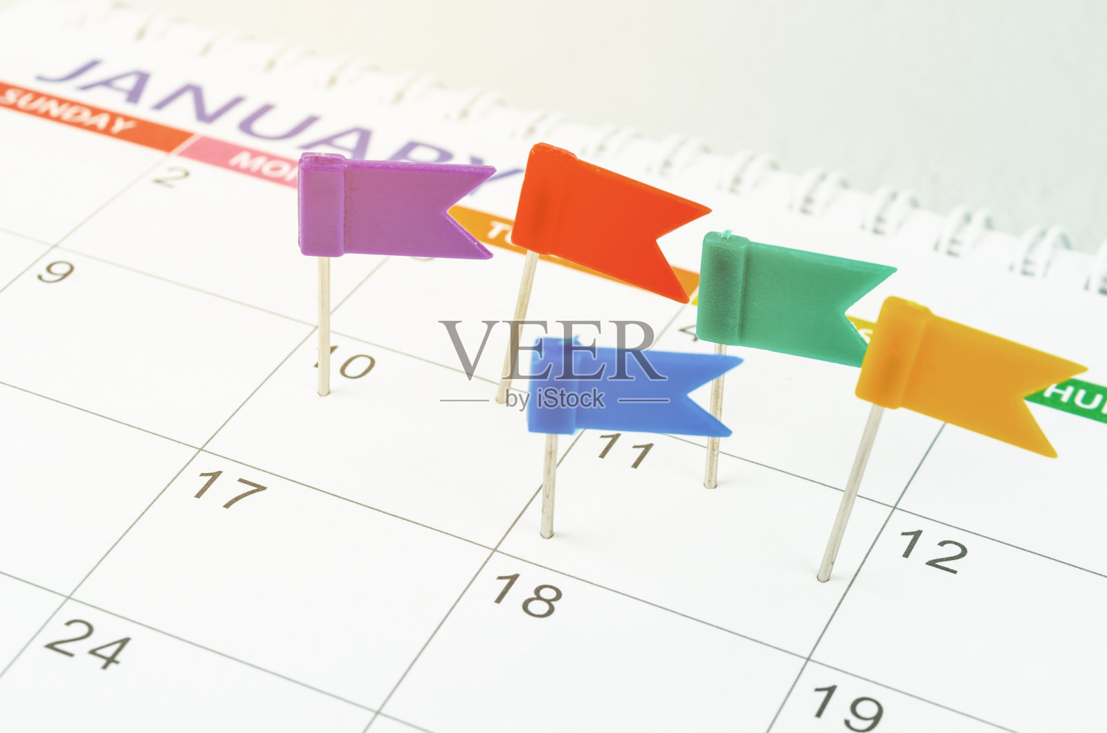 日历概念的图钉针忙碌，约会和会议提醒照片摄影图片