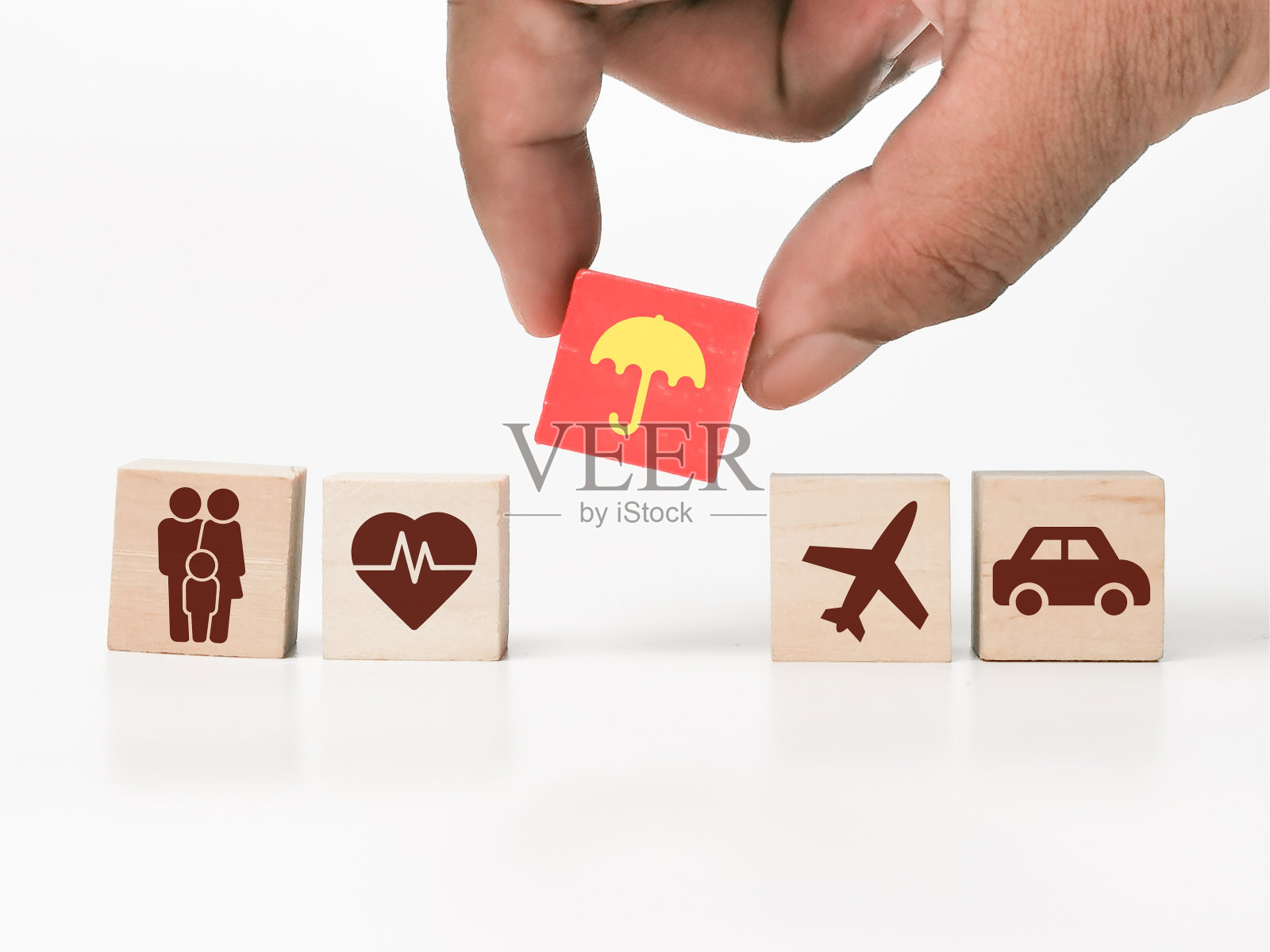 保险覆盖概念与图标上的木制立方体。照片摄影图片