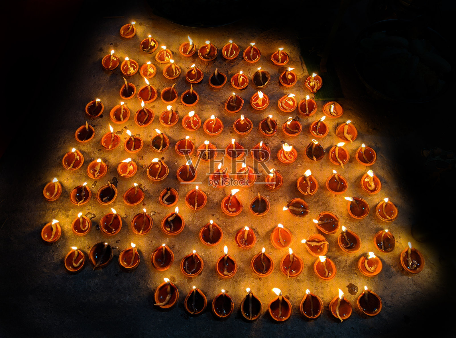 排灯节快乐- Diya灯点亮在排灯节庆祝活动照片摄影图片