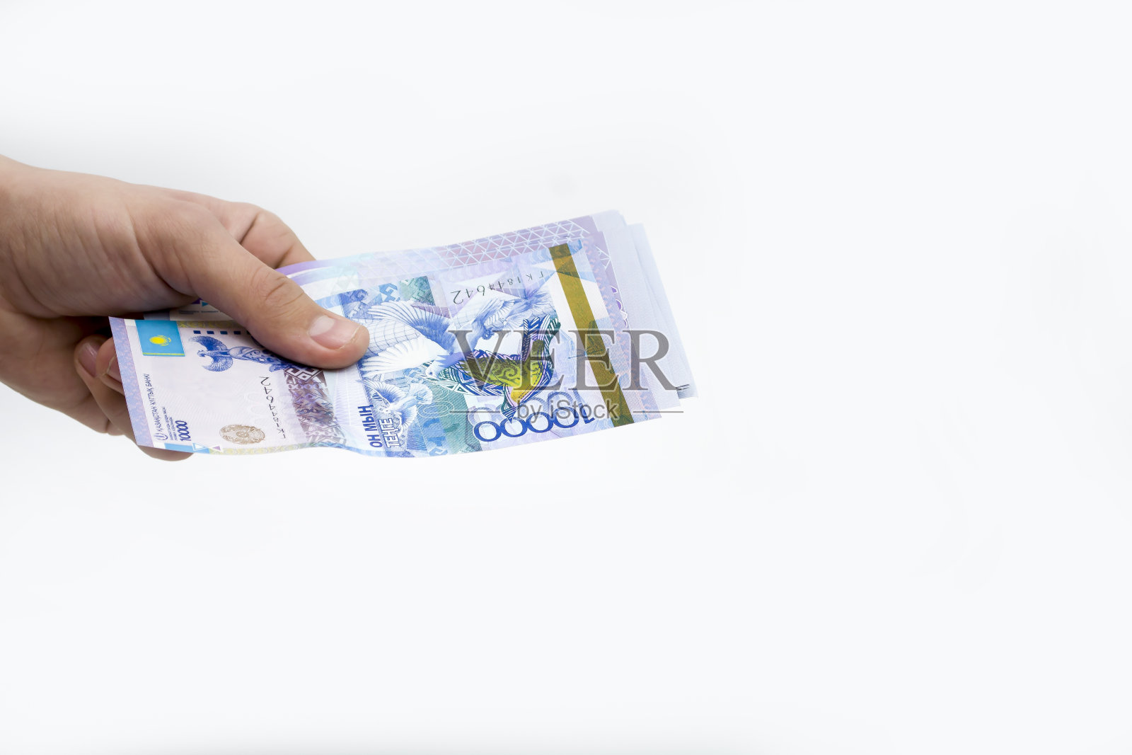 一个人握着坚戈，重新计算资金。照片摄影图片