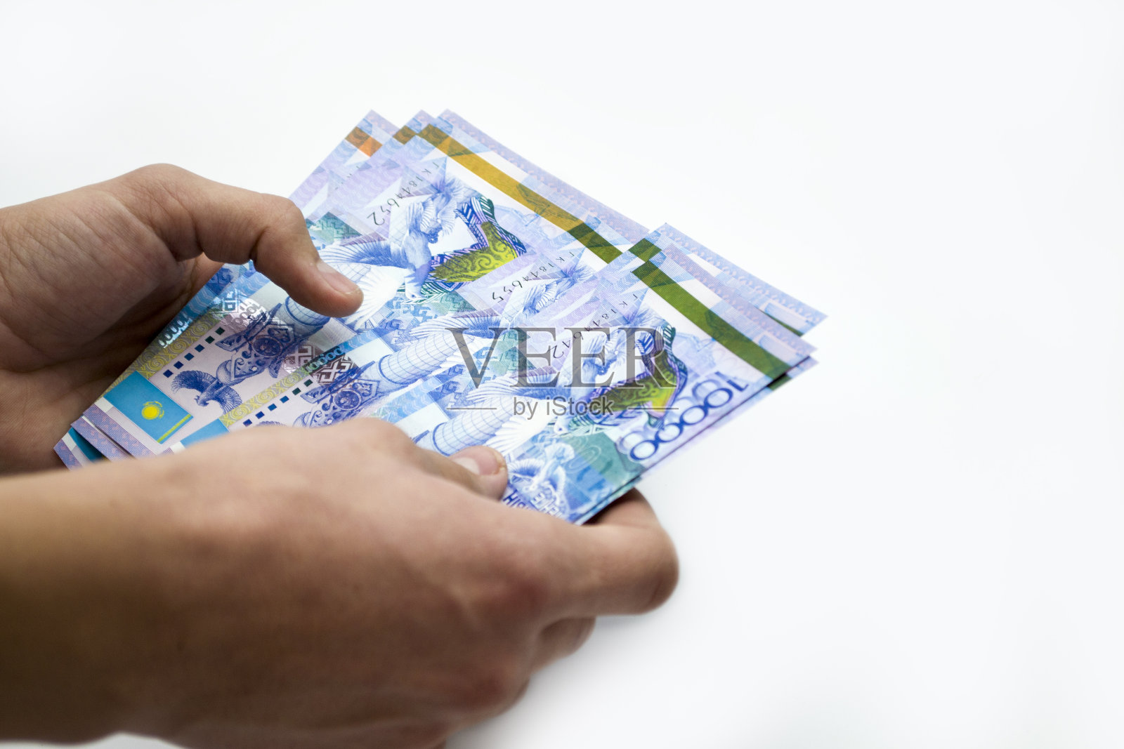 一个人握着坚戈，重新计算资金。照片摄影图片