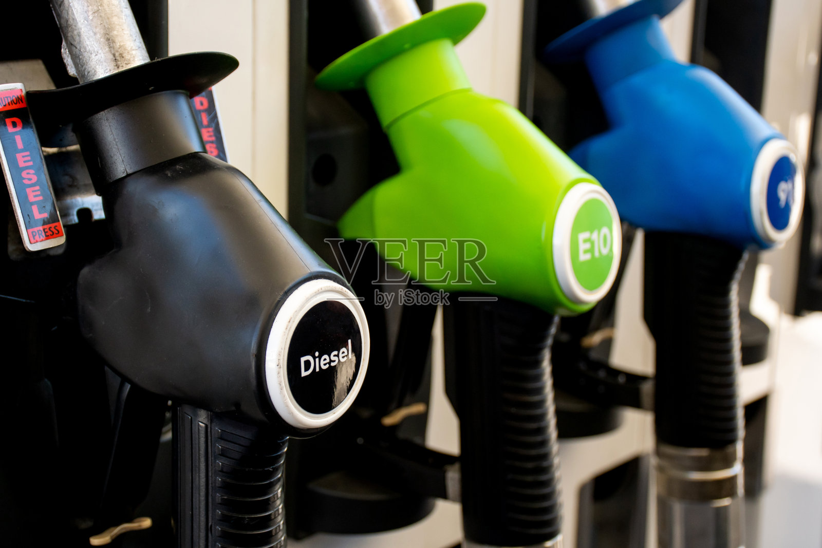 加油站上的各种柴油和汽油泵。燃料喷嘴，油分配器。汽油、煤气、柴油燃料价格概念照片摄影图片