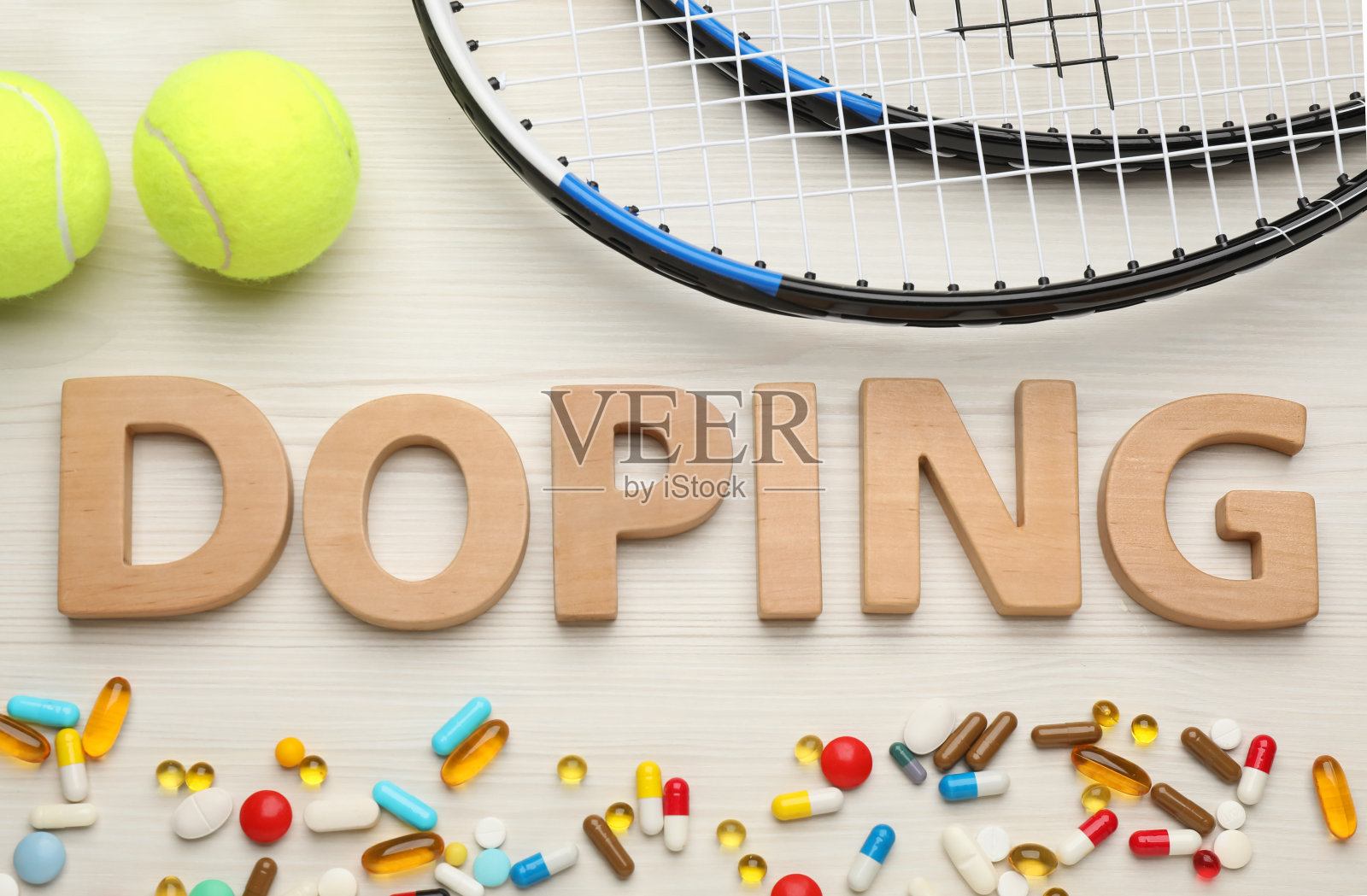白色木桌上平铺有“兴奋剂”、“网球”和“毒品”字样的作文照片摄影图片