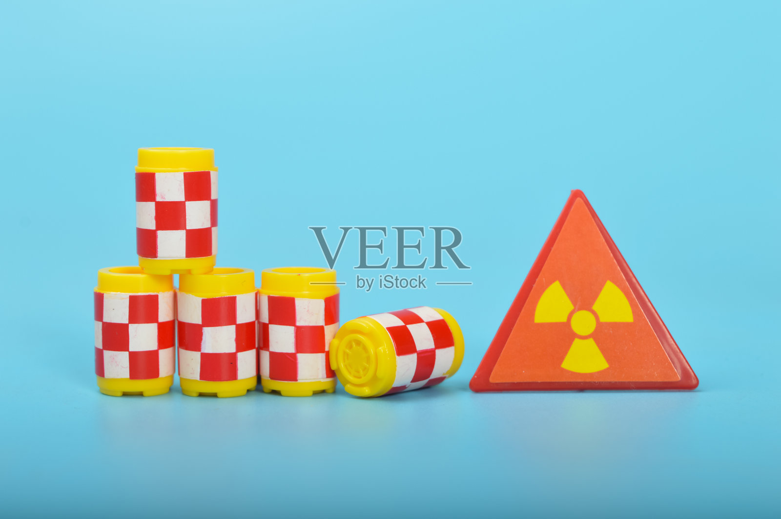 有放射性标志的危险化学品桶。照片摄影图片