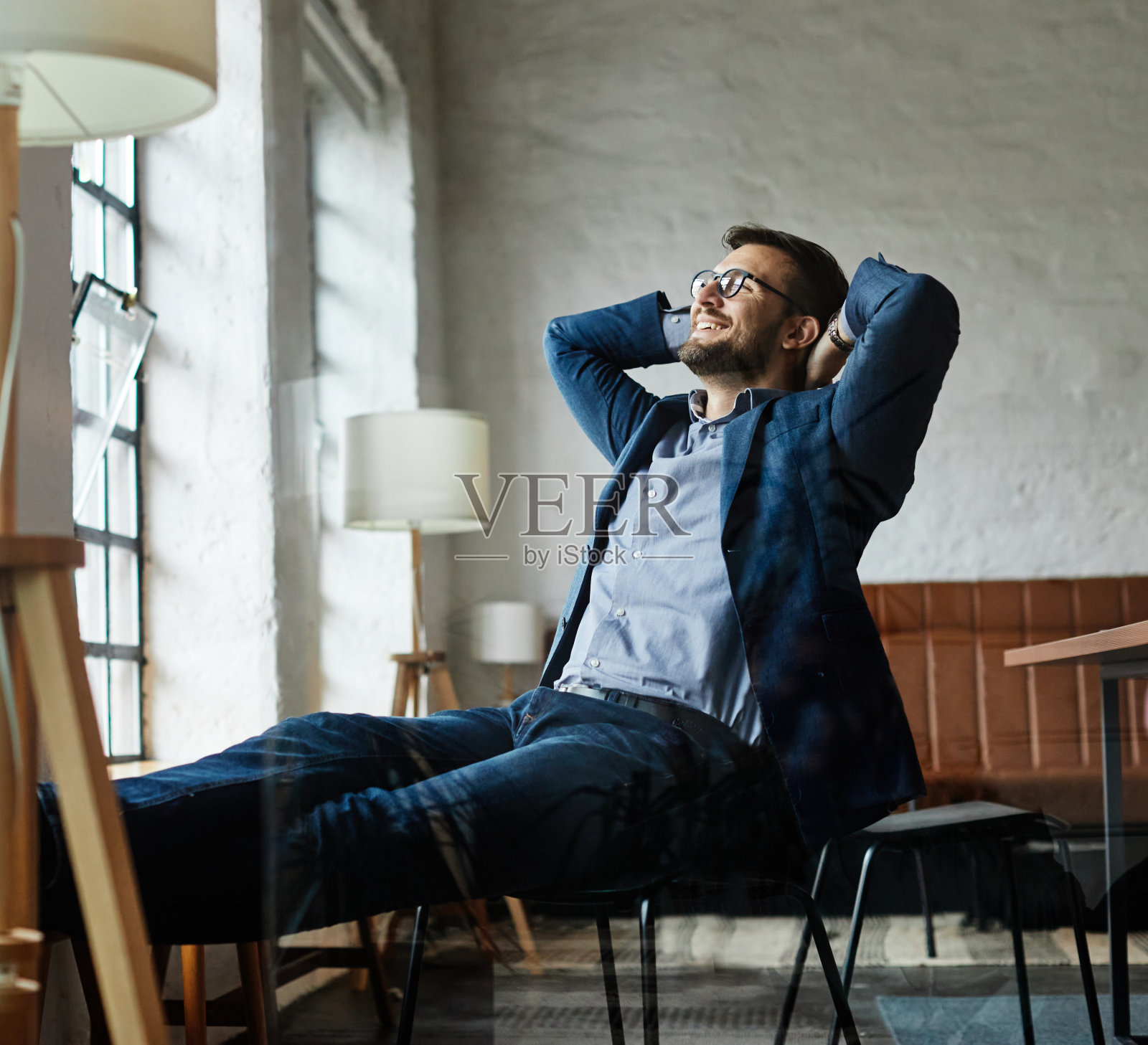 商务会议商人男人办公室肖像企业家聪明自信的同事成功专业的聪明英俊的脸积极的开始休息放松休息白日梦照片摄影图片