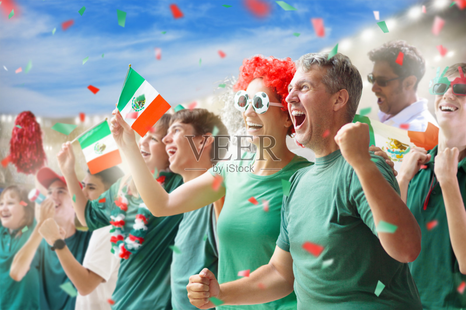 墨西哥足球队的支持者在体育场。照片摄影图片