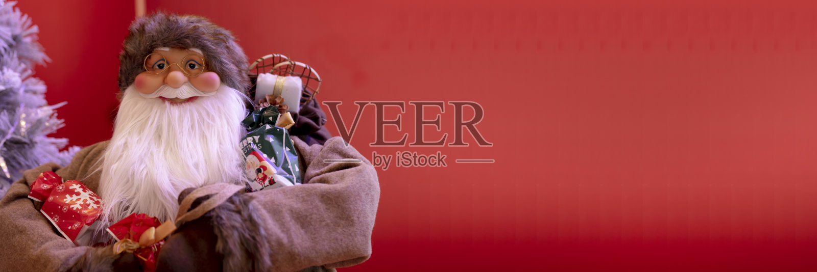 圣诞节的装饰品，圣诞老人正拿着礼品盒照片摄影图片