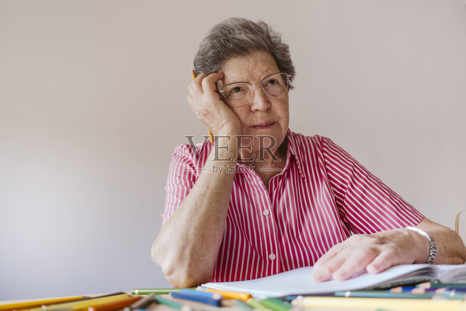 奶奶用彩色铅笔画画照片摄影图片