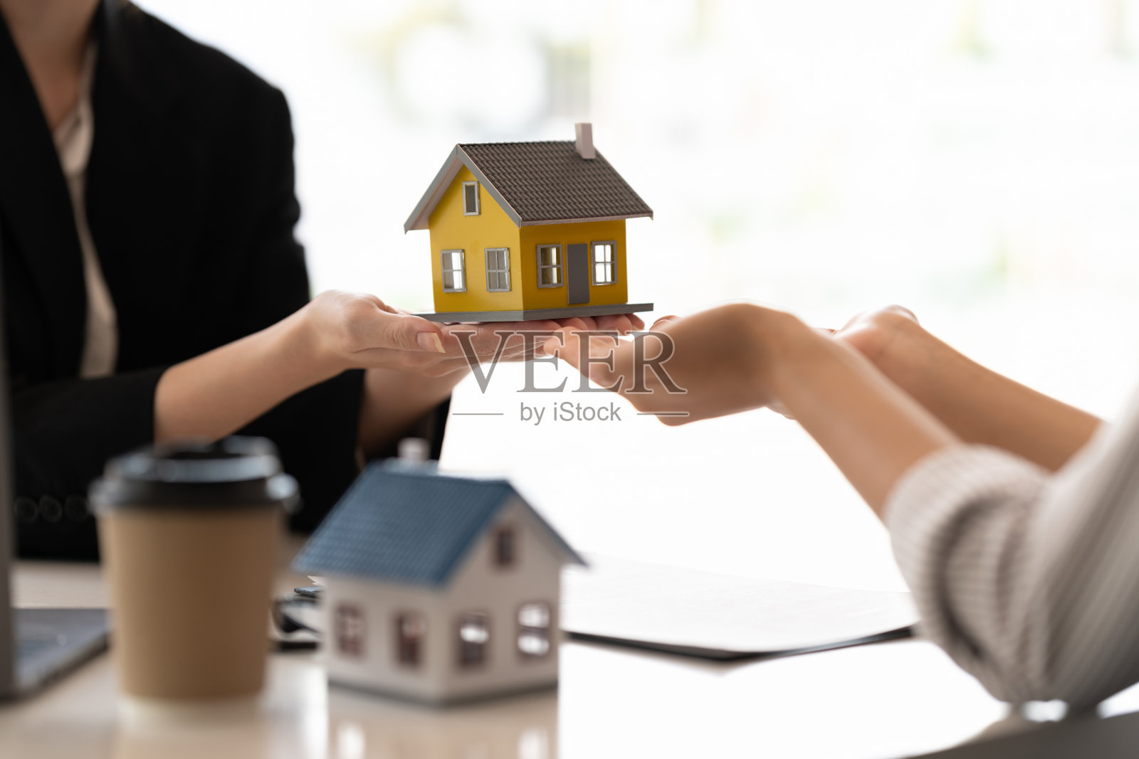 住宅及房地产交易业务。房地产经纪人把钥匙交给女房主。照片摄影图片