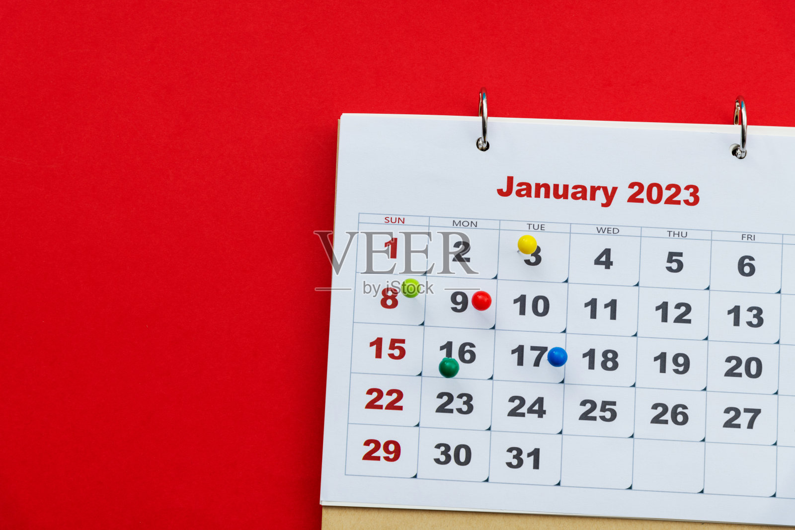 2023年1月日历的彩色别针照片摄影图片