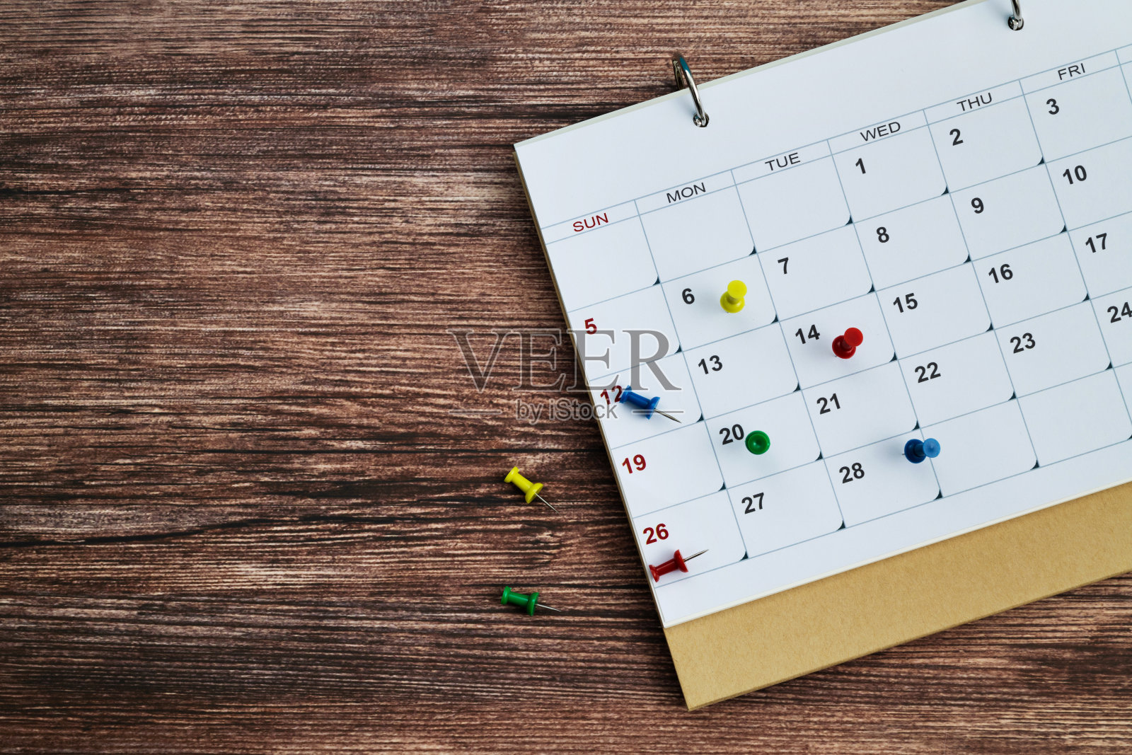 日历上的彩色别针照片摄影图片