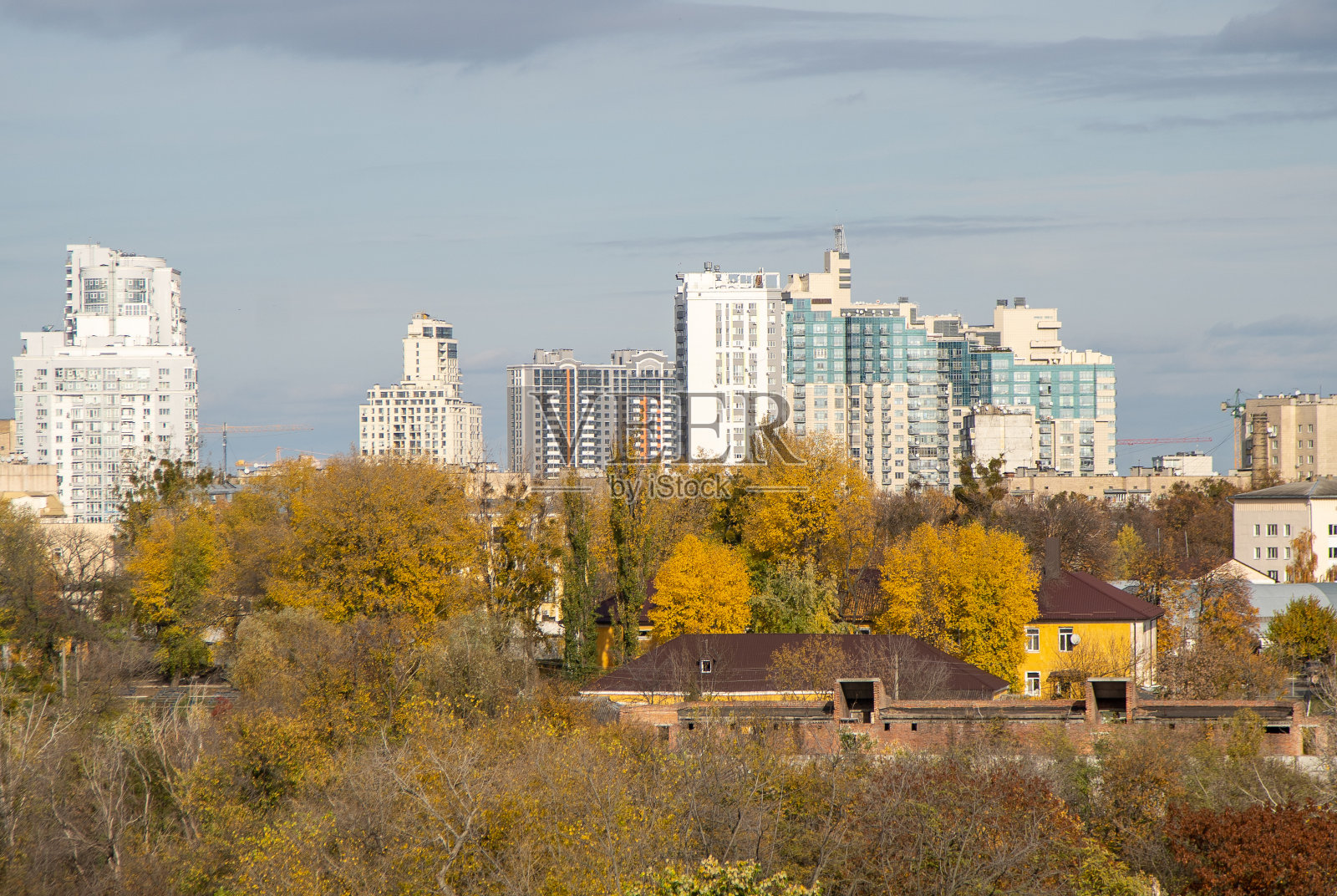 城市建筑。多层住宅。乌克兰首都基辅的秋景。照片摄影图片